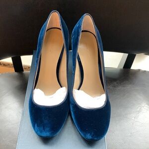 Navy Blue Velvet high heel shoes. 7 1/2